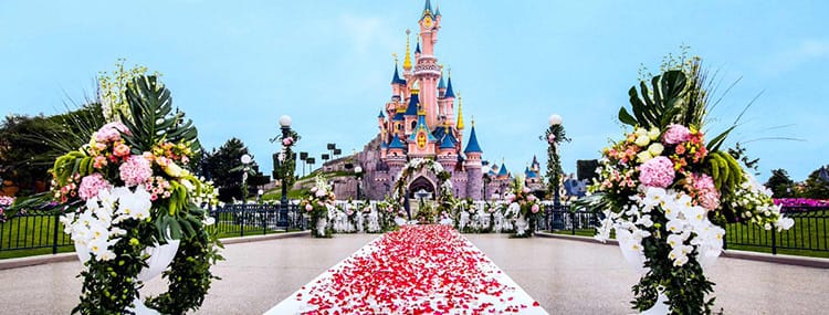 Trouwen in Disneyland Paris met magische huwelijksceremonie bij het kasteel