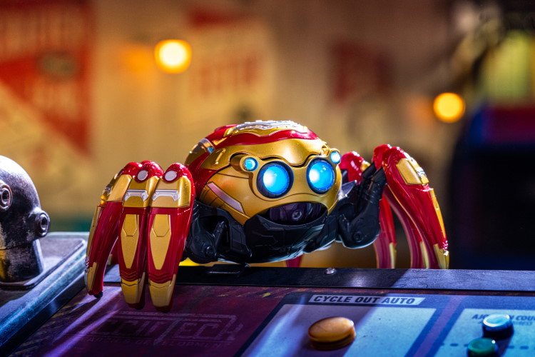 Marvel merchandise met Spider-Bots en WEB accessoires bij Avengers Campus Disneyland Paris - DiscoverTheMagic.nl