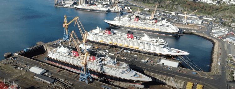 Dronebeelden tonen alle schepen van Disney Cruise Line tijdens onderhoud in Europa 