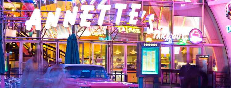 Speciale menu's bij Annette's Diner in Disneyland Paris met burgers en milkshakes