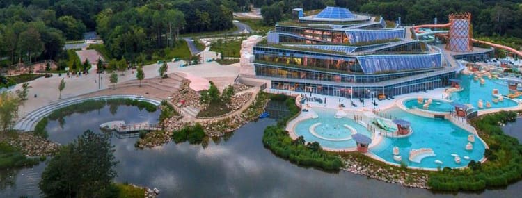 Waterpark Aqualagon bij Disneyland Paris met grote zwembaden en glijbanen