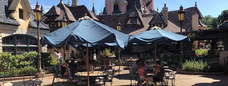 Auberge de Cendrillon Bar bij het kasteel met bier, wijn en smoothies in Disneyland Paris