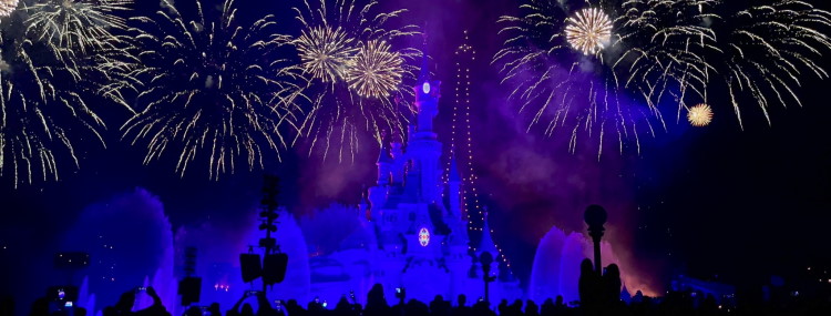 Grote drone en vuurwerkshow in Disneyland Paris tijdens Bastille Day Fireworks