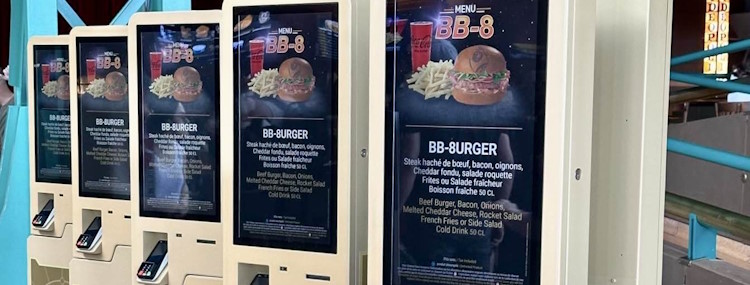 Digitale bestelzuilen in Disneyland Paris voor snelle maaltijden bij counterservice restaurants