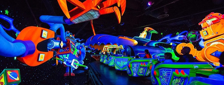 Makeover voor Buzz Lightyear Laser Blast in Disneyland Paris met black light en special effects