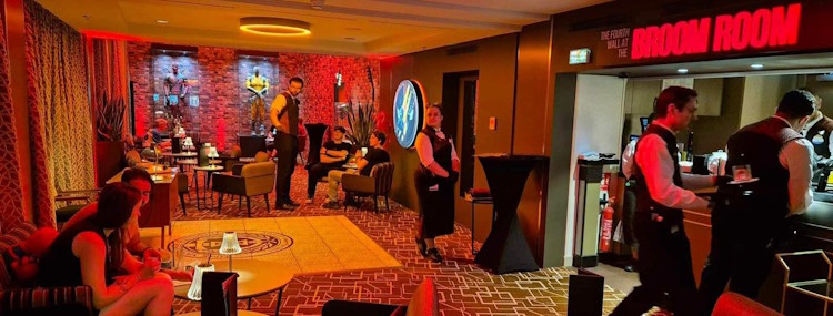 Deadpool & Wolverine speakeasy bar in Disneyland Paris bij Hotel New York - The Art of Marvel