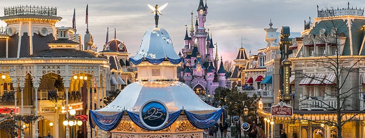 Lichtgevende decoratie in het Disneyland Park voor de 25e verjaardag van Disneyland Paris