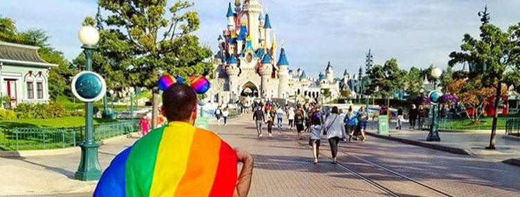 Vier diversiteit tijdens Disneyland Paris Pride met een themalied en avondhappening