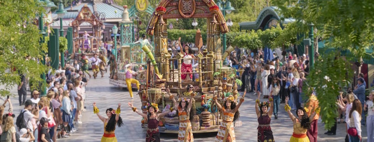 Disney Princess Cavalcade in Disneyland Paris met parade, dansers en prinsessen