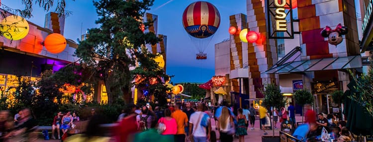 Disneyland Paris gaat Disney Village vernieuwen met winkels, restaurants en een hotel