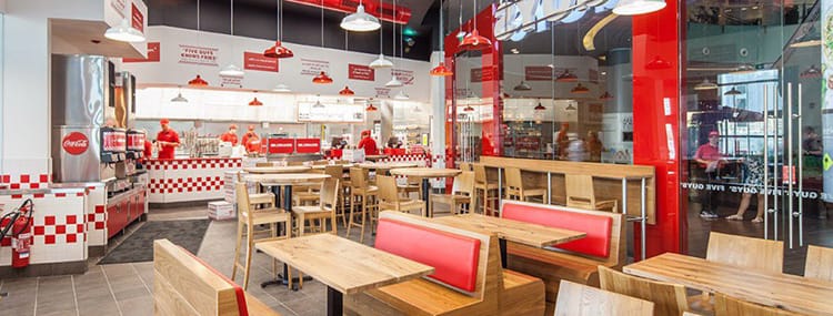 Nieuw Amerikaans restaurant Five Guys opent haar deuren in Disney Village