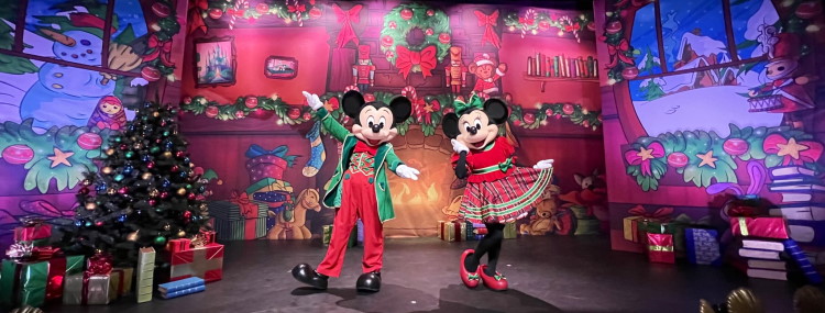 Disney's Betoverende Kerst 2021 in Disneyland Paris met shows en Disney figuren