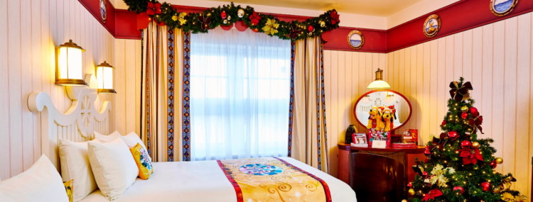 Kerst kamers in Disneyland Paris met kerstboom, decoratie en geschenken in de Disney hotels