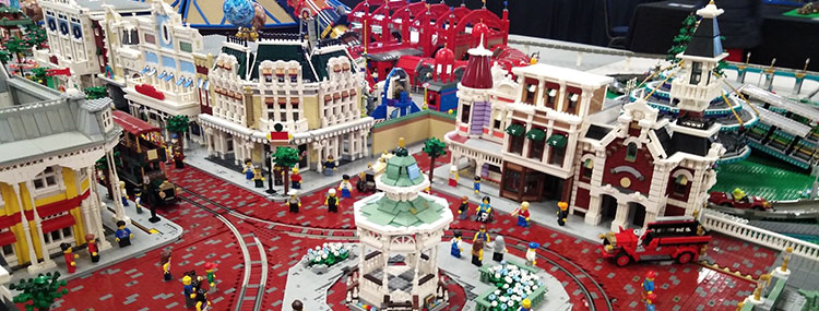 Deelnemers aan LEGO Masters maken Disney bouwwerken van attracties uit Disneyland Paris