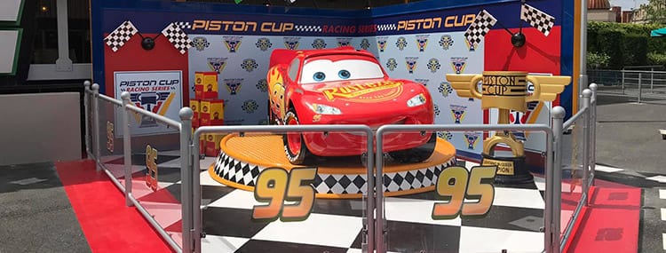 Lightning McQueen uit Cars krijgt eigen fotolocatie bij stuntshow in Disneyland Paris