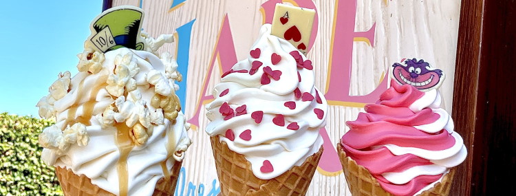 Popcorn ijsjes van van figuren uit Alice in Wonderland bij March Hare in Disneyland Paris