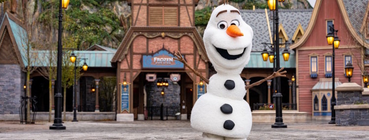 Ontmoet de nieuwe wandelende Olaf animatronic in Disneyland Paris die zelf loopt en praat