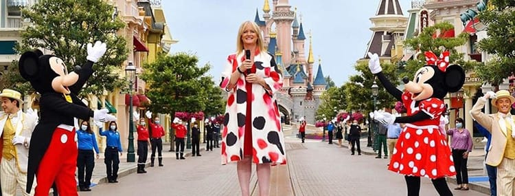 Feestelijke opening Disneyland Paris met Disney figuren en uitbundige cast members