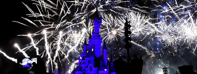 Grootste parade en vuurwerkshow ooit tijdens New Year's Eve Party 2017 in Disneyland Paris