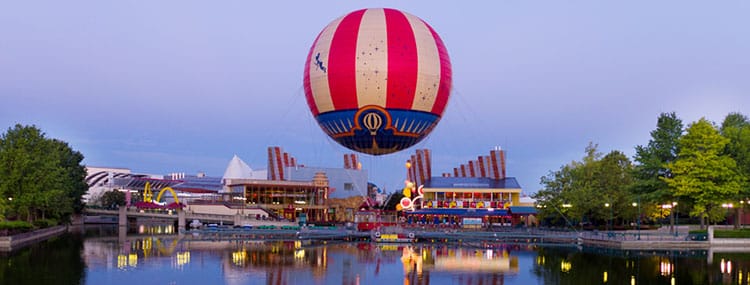 Vlieg op grote hoogte boven Disneyland Paris met PanoraMagique in Disney Village