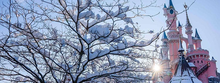 Sneeuw in Disneyland Paris zorgt voor sprookjesachtige taferelen