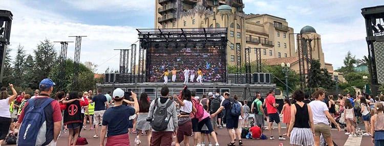 Summer Dance Party op het podium van La Place des Stars in het Walt Disney Studios Park