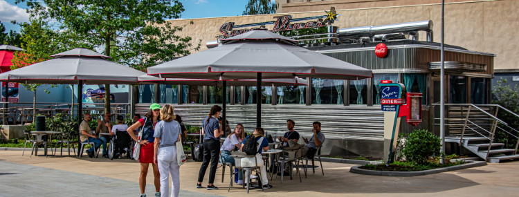 Super Diner bij Avengers Campus in Disneyland Paris met Reuben Sandwiches en Shoarma