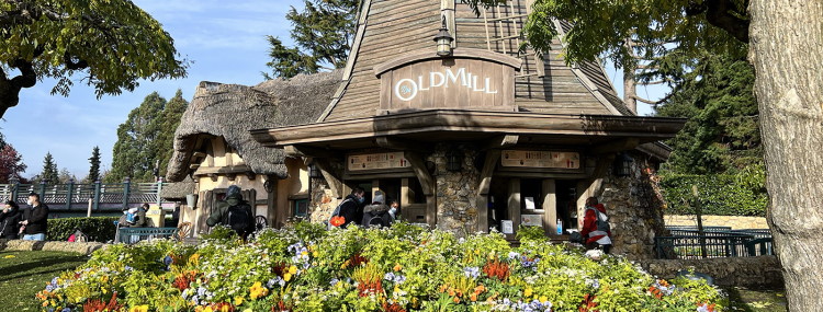 Bitterballen en poffertjes in Disneyland Paris bij The Old Mill in Fantasyland