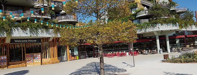 Ontdek de Promenade bij Villages Nature met winkels, restaurants, bars en bowling
