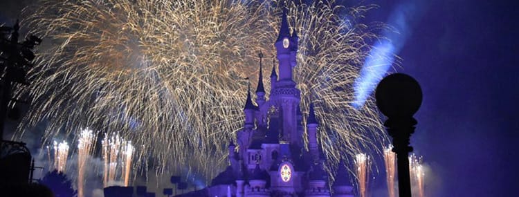 Nieuwe vuurwerkshow bij het kasteel in Disneyland Paris tijdens Quatorze Juillet