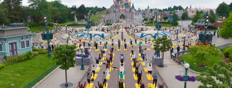 Yoga in Disneyland Paris tijdens Internationale Yoga-Dag bij het kasteel en Tower of Terror