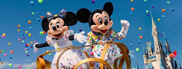 Mickey & Minnie’s Surprise Celebration met street party en snacks in Walt Disney World