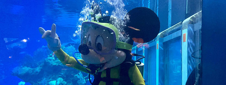 Ontmoet Mickey Mouse onderwater in zijn duikerspak bij The Seas in Walt Disney World