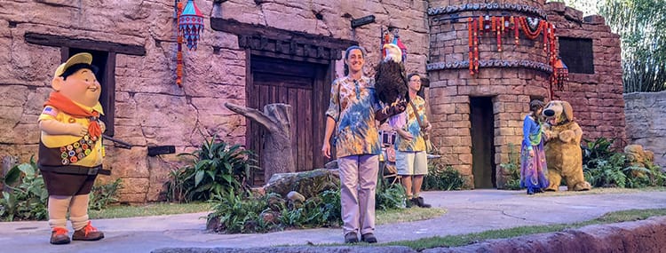 Vogelshow 'UP! A Great Bird Adventure' met Russell & Dug in Walt Disney World