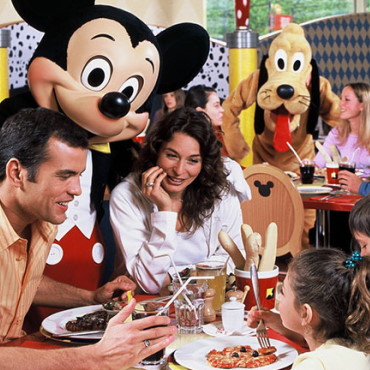 Maaltijden met Disney figuren bij Café Mickey keren terug in Disneyland Paris