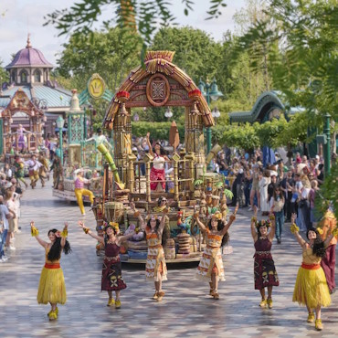 Disney Princess Cavalcade in Disneyland Paris met parade, dansers en prinsessen