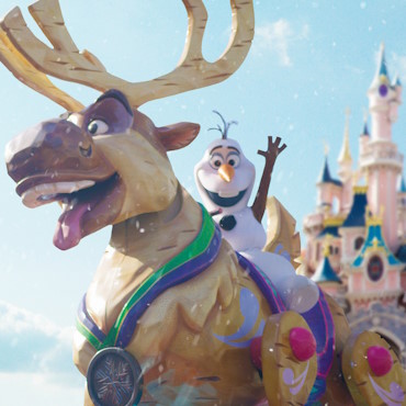 Frozen parade in Disneyland Paris met Anna, Elsa, Olaf en Kristoff voor de 10e verjaardag