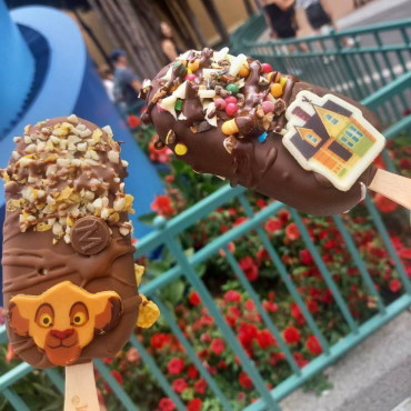 Disney Magnum ijsjes in Disneyland Paris met verse toppings van Disney films en figuren
