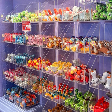 Schouderknuffels in Disneyland Paris te koop bij Plaza East Boutique in het Disneyland Park