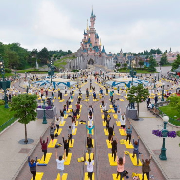 Yoga in Disneyland Paris tijdens Internationale Yoga-Dag bij het kasteel en Tower of Terror